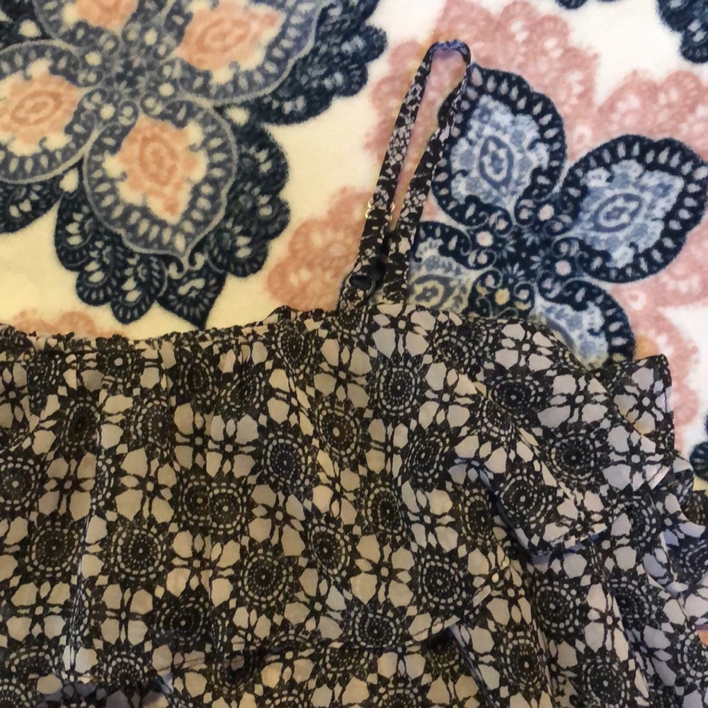 Beautiful Flowy Top✨ - Picture 4 of 5